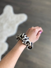 Load image into Gallery viewer, Leopard Zipper Scrunchie

