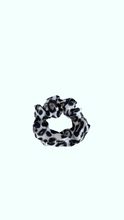 Load image into Gallery viewer, Leopard Zipper Scrunchie
