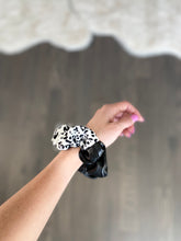 Load image into Gallery viewer, Scrunchie - Half Black Leather Leopard
